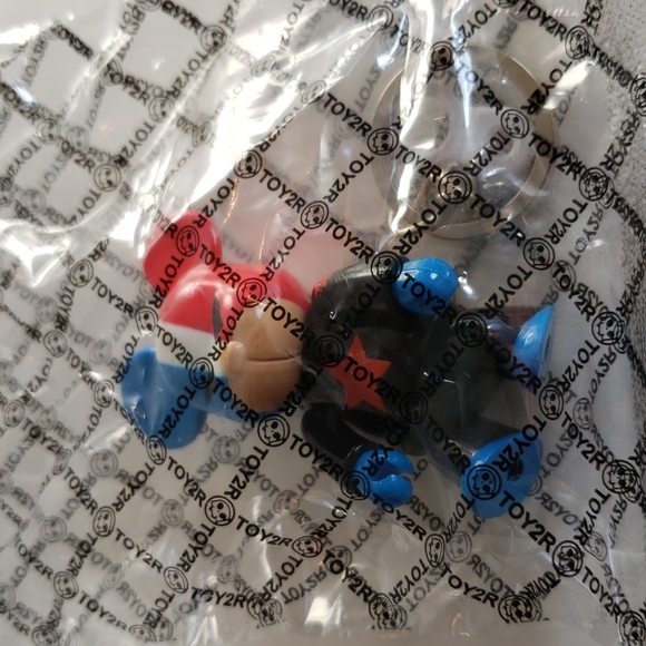 2.5" Qee Series 6 Designer Collection Blind Box Keychain: Mystery Figure - Picture 2 of 4